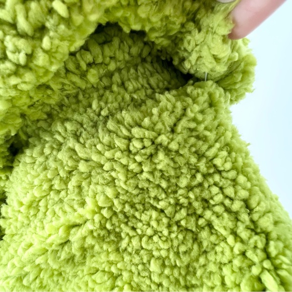 NWOT Hallmark How The Grinch Stole Christmas Grinch Hooded Scarf With Pockets - Picture 5 of 8